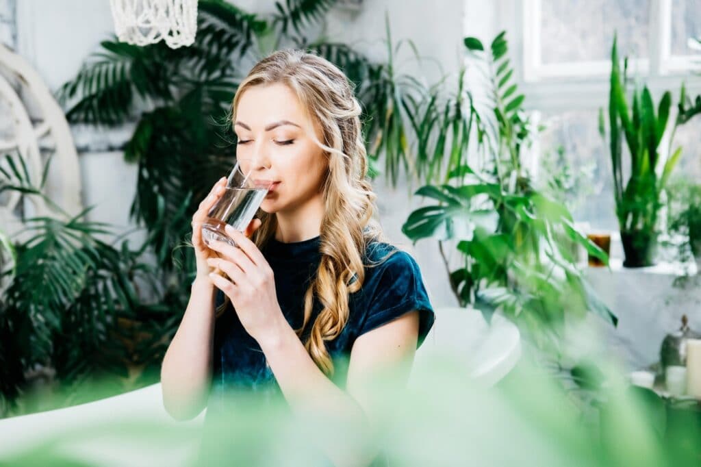 Anleitung zum Verlieren von Gesichtsfett: Wasser trinken!