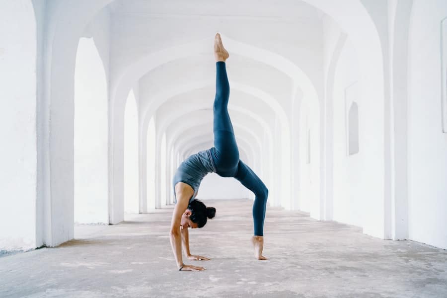 5 Yoga-Übungen für das Gesicht gegen ein schlaffes Gesicht die für eine strahlende Haut wichtig sind das image 25