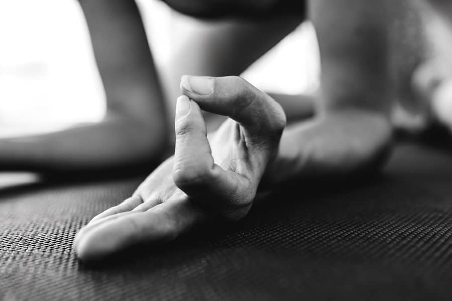 10 Yoga-Übungen für das Gesicht um geschwollene Augen leicht zu reduzieren augen image 17