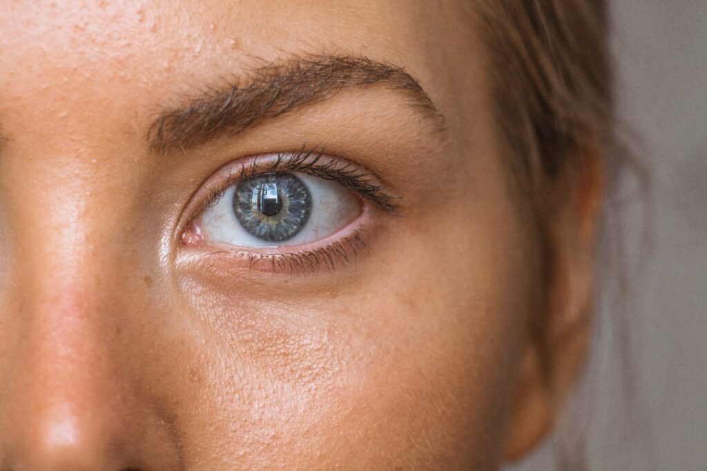 Photo youthful eyes