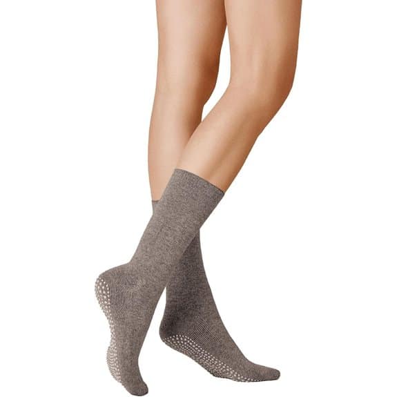 10 beste Yoga-Socken, die dich bei jeder Pose erden Atmungsaktive Designs, bei, beste, dich, die, empfehlungen, erden, Grip-Technologie, jeder, pose, produkt, yoga, Yoga-Socken 3 KUNERT Damensocken Homesocks ABS Rutschfest